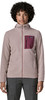 Frau in rosa Fleecejacke mit Kapuze und dunkelgrauer Hose.