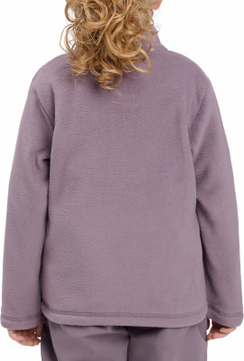 Rückansicht eines Mädchens in einem lila Fleece-Pullover mit lockigem Haar. Rückansicht eines Mädchens in einem lila Fleece-Pullover mit lockigem Haar.