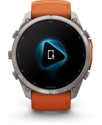 Garmin Smartwatch mit orangefarbenem Armband und Mikrofon-Symbol auf dem Display. Garmin Smartwatch mit orangefarbenem Armband und Mikrofon-Symbol auf dem Display.