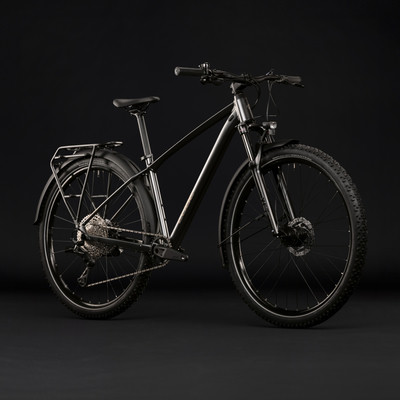 Schwarzes Herrenfahrrad mit Gepäckträger und Schutzblechen vor schwarzem Hintergrund. Schwarzes Herrenfahrrad mit Gepäckträger und Schutzblechen vor schwarzem Hintergrund.