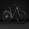 Schwarzes Herrenfahrrad mit Gepäckträger und Schutzblechen vor schwarzem Hintergrund.