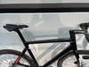 Schwarzer Rennradhelm mit Wilier-Logo am Lenker.