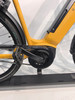 Detail eines Elektrofahrrads mit gelbem Rahmen und schwarzen Komponenten.