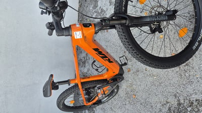 Orange KTM Mountain E-Bike mit RockShox-Federung auf Schotter. Orange KTM Mountain E-Bike mit RockShox-Federung auf Schotter.