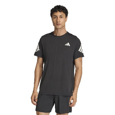 Férfi fekete Adidas pólóban, logóval és csíkokkal az ujjain. Férfi fekete Adidas pólóban, logóval és csíkokkal az ujjain.