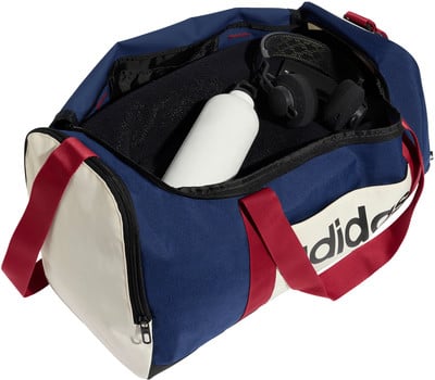 Adidas Sporttasche mit roten Trägern und Logo, innen Flasche und Kopfhörer. Adidas Sporttasche mit roten Trägern und Logo, innen Flasche und Kopfhörer.