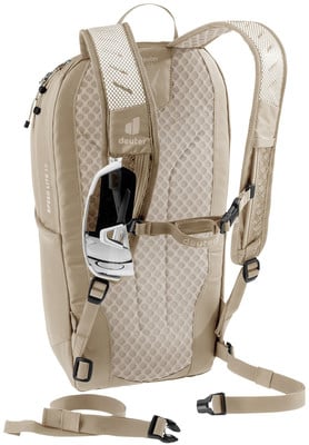 Ein beiger Deuter Rucksack Speed Lite 19 mit einer weißen Skibrille am Schultergurt. Ein beiger Deuter Rucksack Speed Lite 19 mit einer weißen Skibrille am Schultergurt.