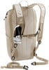 Ein beiger Deuter Rucksack Speed Lite 19 mit einer weißen Skibrille am Schultergurt.