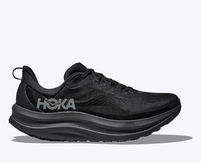 Černá běžecká obuv Hoka s výraznou podrážkou.