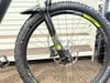 Vorderreifen eines Mountainbikes mit Schutzblech und Federgabel.