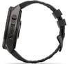 Schwarze Smartwatch mit Armband von der Seite auf weißem Hintergrund.