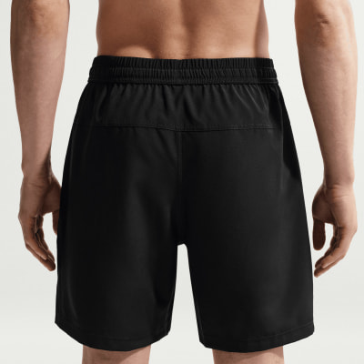 Rückansicht eines Mannes in schwarzen Shorts mit elastischem Bund.