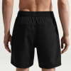 Rückansicht eines Mannes in schwarzen Shorts mit elastischem Bund.