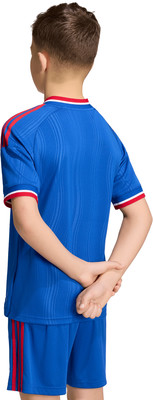 Rückansicht eines Jungen in blauer Fußballkleidung mit roten Streifen. Rückansicht eines Jungen in blauer Fußballkleidung mit roten Streifen.