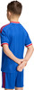 Rückansicht eines Jungen in blauer Fußballkleidung mit roten Streifen.