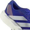 Ein blauer Adidas Laufschuh mit lila Akzenten und silbernen Streifen.