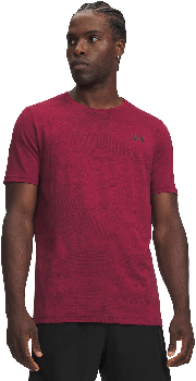 Ein Mann in einem roten T-Shirt mit Markenlogo.