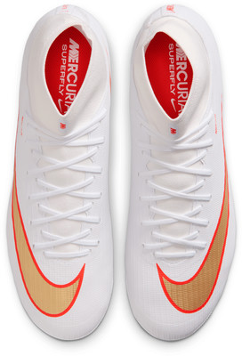 Ein Paar weiße Fußballschuhe von Nike mit roten und goldenen Akzenten. Ein Paar weiße Fußballschuhe von Nike mit roten und goldenen Akzenten.