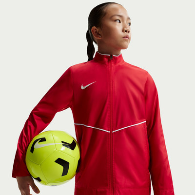 Mädchen in roter Jacke hält Fußball Mädchen in roter Jacke hält Fußball