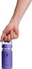 Eine Hand hält eine lila Hydro Flask Flasche am Griff.