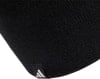 Schwarze Mütze mit weißem Adidas-Logo auf Etikett.
