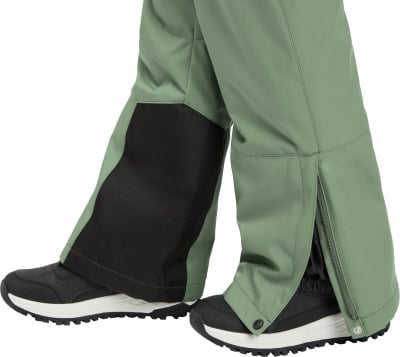 Grüne Skihose mit schwarzen Einsätzen und Beinreißverschlüssen. Grüne Skihose mit schwarzen Einsätzen und Beinreißverschlüssen.