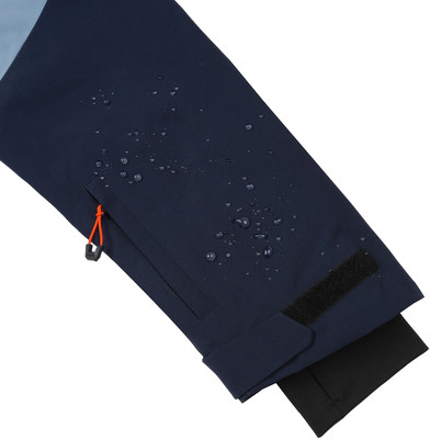 Dunkelblaue Jacke mit Wassertropfen und orangefarbenem Reißverschluss. Dunkelblaue Jacke mit Wassertropfen und orangefarbenem Reißverschluss.