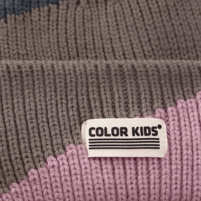 Detail einer Strickbekleidung mit 'COLOR KIDS'-Logo und Streifen.