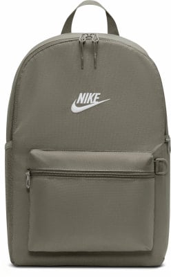 Grauer Nike Rucksack mit Logo und Fronttasche mit Reißverschluss. Grauer Nike Rucksack mit Logo und Fronttasche mit Reißverschluss.