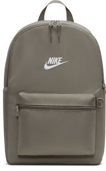 Grauer Nike Rucksack mit Logo und Fronttasche mit Reißverschluss.