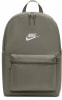 Grauer Nike Rucksack mit Logo und Fronttasche mit Reißverschluss.