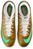 Goldene Fußballschuhe mit weißen Schnürsenkeln und grünem Nike-Swoosh.