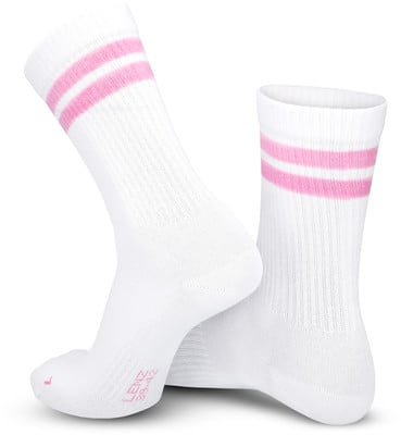 Weiße Socken mit rosa Streifen und Markenlogo an der Ferse. Weiße Socken mit rosa Streifen und Markenlogo an der Ferse.