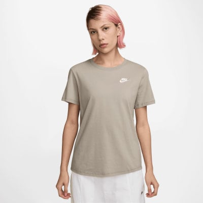 Damen-T-Shirt von Nike in Beige mit Logo auf der Brust.