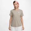 Damen-T-Shirt von Nike in Beige mit Logo auf der Brust.