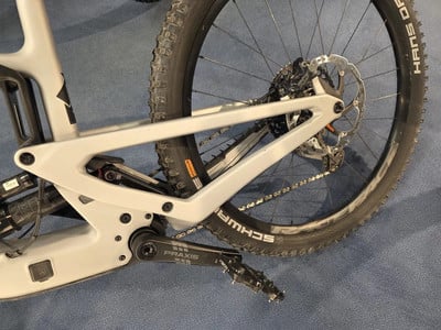 Das Hinterrad eines Mountainbikes mit Dämpfer und Praxis-Kurbelgarnitur. Das Hinterrad eines Mountainbikes mit Dämpfer und Praxis-Kurbelgarnitur.