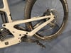 Das Hinterrad eines Mountainbikes mit Dämpfer und Praxis-Kurbelgarnitur.
