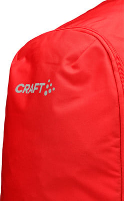 Rote Tasche mit CRAFT-Logo und Punkten, Nahaufnahme. Rote Tasche mit CRAFT-Logo und Punkten, Nahaufnahme.