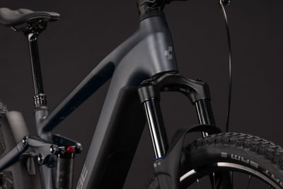 Detail eines modernen E-Mountainbikes mit Federung und Cube-Logo. Detail eines modernen E-Mountainbikes mit Federung und Cube-Logo.