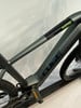 Nahaufnahme des Rahmens eines Cube E-Bikes mit der Aufschrift Reaction.