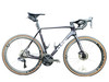 Dunkelviolettes Cube Gravelbike mit braunen Reifen und schwarzem Sattel.