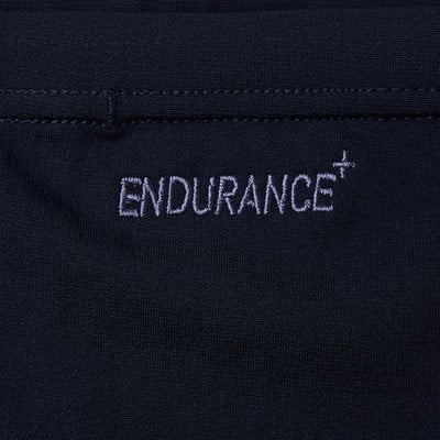 Auf dunklem Textil ist das Logo ENDURANCE+ eingestickt.