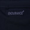 Auf dunklem Textil ist das Logo ENDURANCE+ eingestickt.
