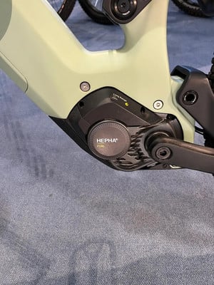 Detail eines E-Bike-Motors mit der Bezeichnung HEPHA P101. Detail eines E-Bike-Motors mit der Bezeichnung HEPHA P101.