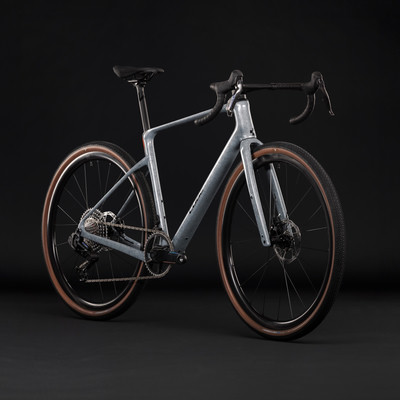 Graues Gravelbike mit breiten Reifen und Scheibenbremsen. Graues Gravelbike mit breiten Reifen und Scheibenbremsen.