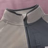 Detail einer Fleecejacke mit Reißverschluss und dunkelgrauem Einsatz.