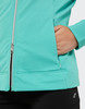 Detail einer Jacke mit Tasche und Reißverschluss, in Türkis.