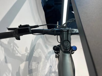 Detail eines E-Bike-Lenkers mit Display und Bremshebel. Detail eines E-Bike-Lenkers mit Display und Bremshebel.
