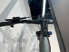 Detail eines E-Bike-Lenkers mit Display und Bremshebel.