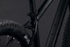 Detail des Rahmens eines schwarzen Mountainbikes mit Reifen und Sattelstütze.